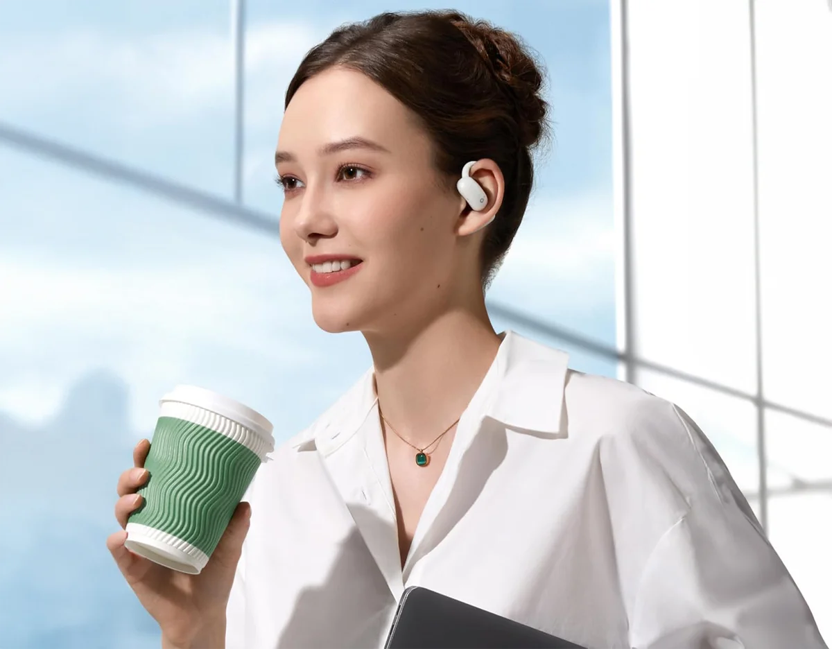 Pessoa usando o AeroFit 2 tomando café